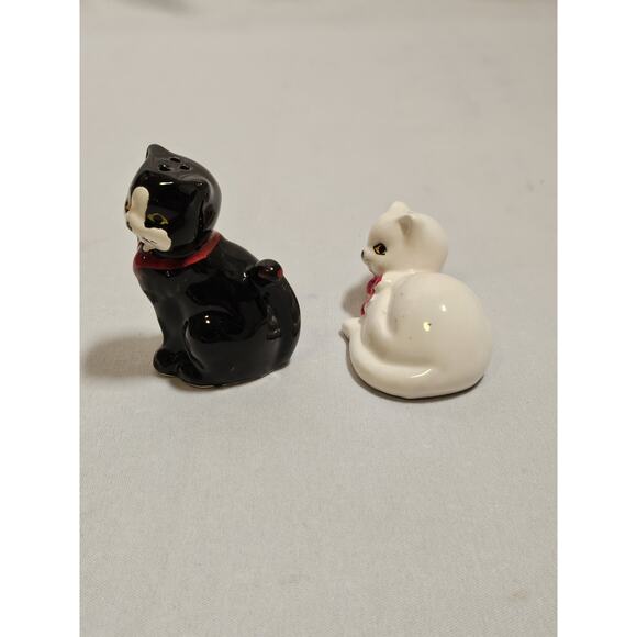 Vintage Salt and Pepper Shakers - Takahashi Black and White Kitties - Picture 2 of 8